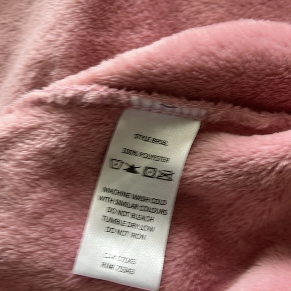 Pink fuzzy robe size medium - Picture 6 of 7